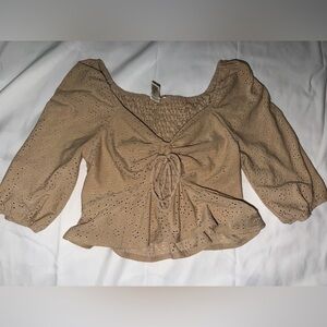 Urban Romantics Tan Eyelet Peplum Blouse – Puff Sleeve, Size M